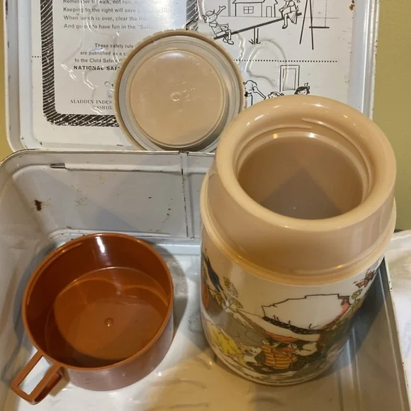 Throwback to 70’s school days with a Holly Hobbie lunchbox set by Aladdin. - Picture 8 of 9